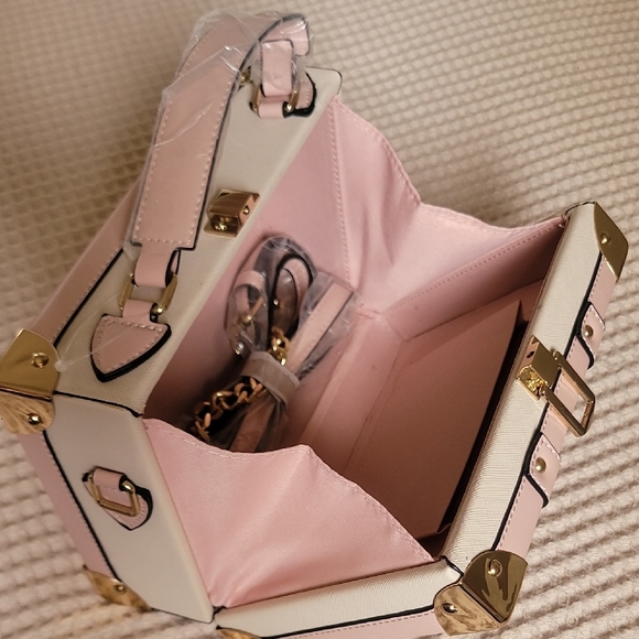 Aldo Pink and Cream Travel Bag with Vintage Appeal - Picture 5 of 11